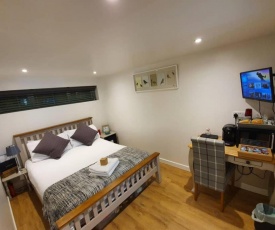 Annex in Chippenham with Sky TV, Parking and WIFI