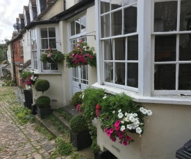 Beautiful 17th century coach house off high street