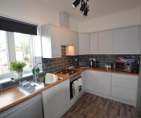 Maytree 2 Bed Apartment - Salisbury Apartments -