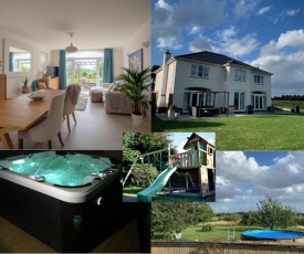 Sleeps 11 Large stunning luxury home close to Worcester & Malvern with hot tub, Summer pool orchard & parking